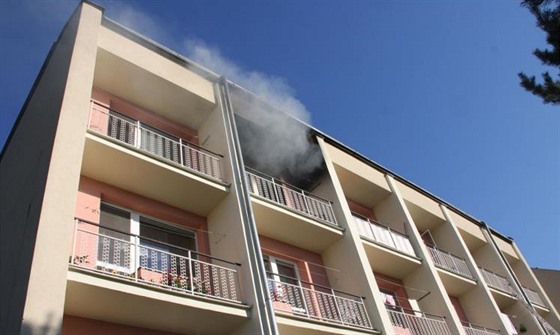 Seniorka, v jejím byt poár vznikl, utekla ped ohnm na sousední balkon.