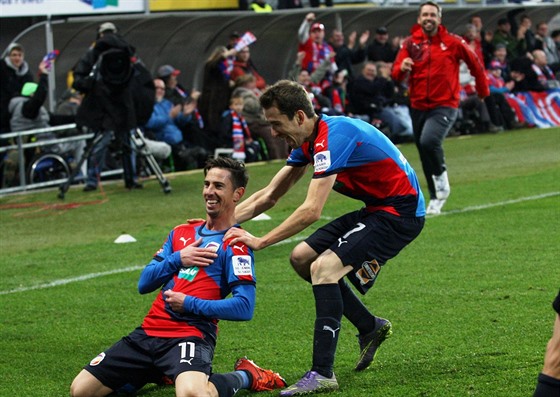 Plzeský Milan Petrela (vlevo) se raduje poté, co dal gól v duelu se Spartou.