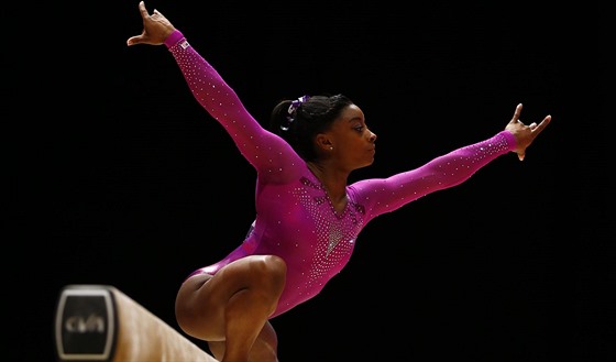 Americká gymnastka Simone Bilesová pi cviení na kladin.