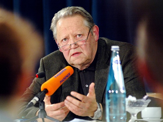 Günter Schabowski na archivním snímku z roku 2004 (1. listopadu 2015).