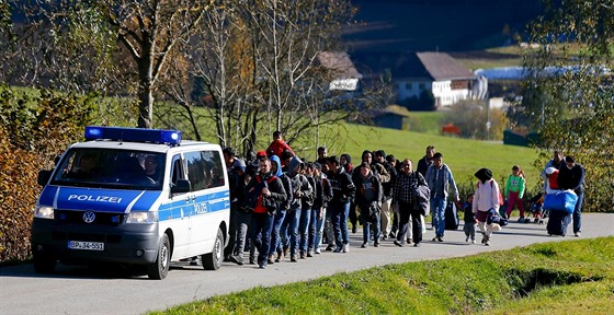 Německá policie doprovází k registraci uprchlíky, kteří překročili...