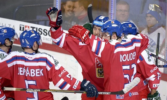 Čeští hokejisté slaví trefu proti Rusku.