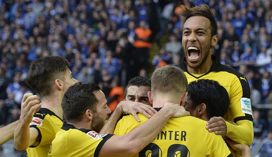 Dortmundtí fotbalisté se radují z gólu.