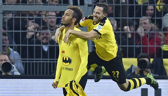 Pierre-Emerick Aubameyang (vlevo) z Dortmundu slaví svj gól trikem z Batmanem.