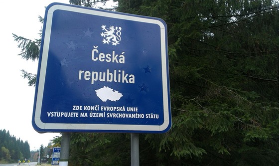 Upravená cedule na hraničním přechodu s Polskem v Harrachově.