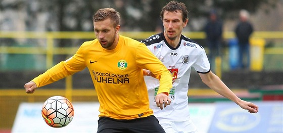 Marek Plail (vpravo) v druholigovém zápase v souboji se sokolovským Janem Kosakem.