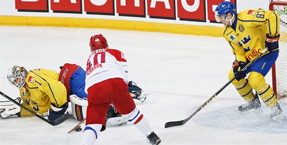 Ruský hokejista Daniil Apalkov (uprosted) skóruje v utkání Karjala Cupu proti...