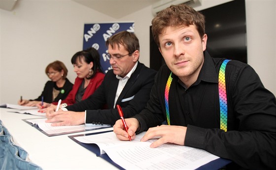 V listopadu 2014 se seli (zprava) Matj Hollan z hnutí ít Brno, Petr Vokál za ANO, Klára Liptáková z KDU-SL a éfka zelených Jana Drábková, aby podepsali koaliní smlouvu.