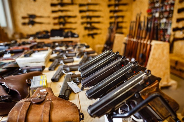 Senát schvaluje zákon o zbraních, prodejci mají hlásit jejích podezřelé nákupy