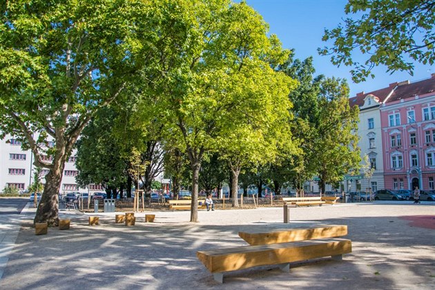 Posedět v parku lze na malých a velkých lavičkách i sedátkách ze dřeva.