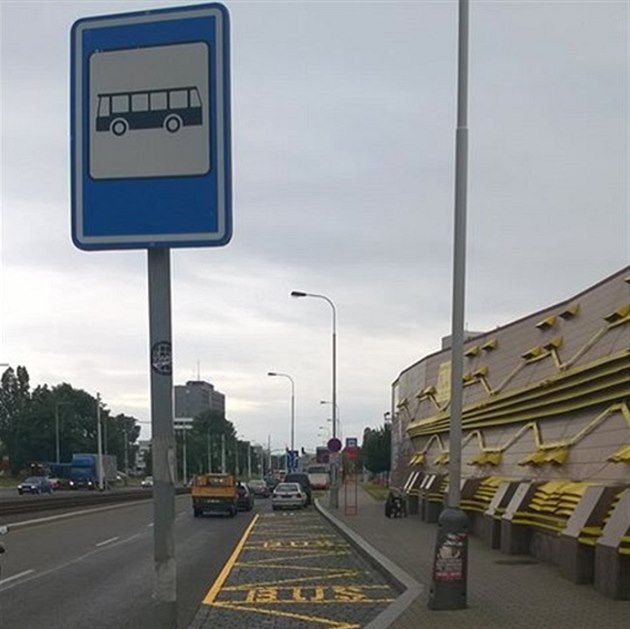 Ládví, autobusová zastávka.