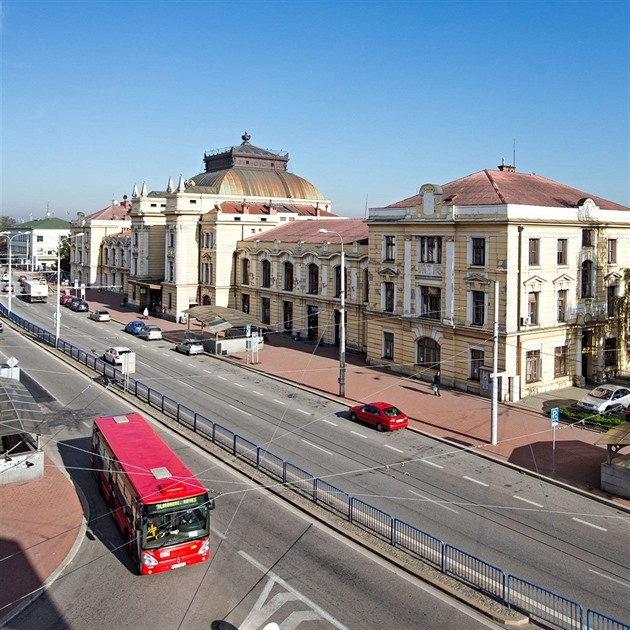 Vlakové nádraí eské Budjovice. Nástupit u je opravené, budova na...