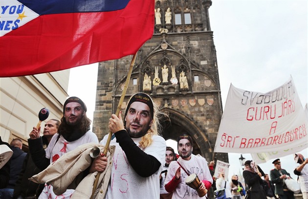 Z Cesty Guru Járy náboženství nebude, stoupenci narazili po úřadech i u soudu