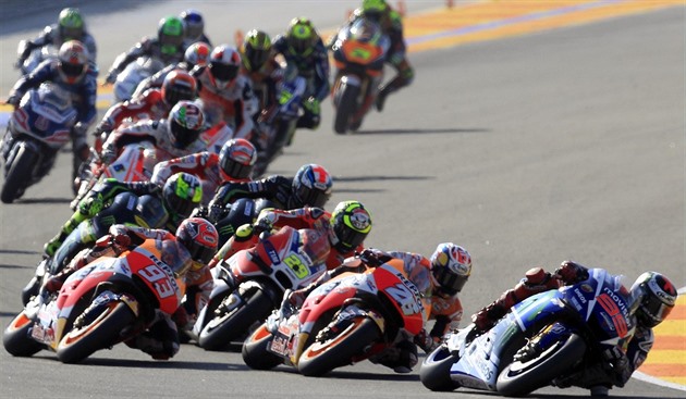 Jorge Lorenzo vede závodní pole ve Velké cen Valencie MotoGP.