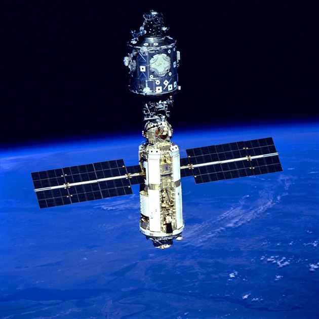 Snímek ISS po�ízený �lenem posádky mise STS-96 z paluby raketoplánu Discovery...