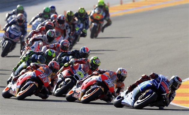 Jorge Lorenzo vede závodní pole ve Velké cen Valencie MotoGP.