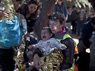 Dobrovolníci se starají o uprchlíky, kteí dorazili z Turecka na ostrov Lesbos....
