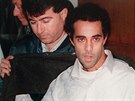 Vrah Jicchaka Rabina Jigal Amir pichází k soudu. Archivní snímek z roku 1995.