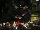 Na petrohradském letiti Pulkovo lidé zapalují svíky za obti z ruského...