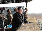 Severokorejský vdce Kim ong-un na vojenských manévrech. Nedatovaný snímek...