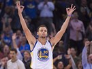 Stephen Curry z Golden State oslavuje úspný tíbodový pokus v utkání s Los...