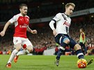 Mathieu Debuchy z Arsenalu stíhá záložníka Tottenhamu Christiana Eriksena během...