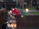 V Moskv lidé za obti netstí zapalují svíky  (3. listopadu 2015)