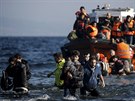 Uprchlíci se vyloují na eckém ostrov Lesbos (7. listopad 2015)
