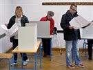Volii si ped odevzdáním svého hlasu prohlíí hlasovací lístky (8. listopad...