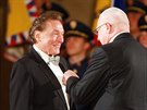 Zpvák Karel Gott dostal od prezidenta Václava Klause medaili za zásluhy. (28....