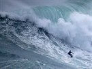 VELKÁ VLNA. Nmecký surfa Sebastian Steudtner sjídí vlny u pobeí...
