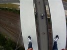 Vyznava� parkouru leze na mostn� oblouk u ostravsk�ho n�kupn�ho centra Nov�...