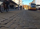Zastávka v opravené ulici v centru Hradce se opt propadá