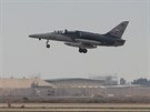 Letoun Aero L-159 s iráckými výsostnými znaky pistává na letiti v Baládu.