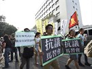Proti setkání prezident íny a Tchaj-wanu protestovaly v ulicích Tchaj-peje...