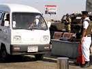 Egyptská policie kontroluje auta pijídjící na letit v arm a-ajchu. (7....