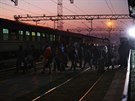 Uprchlíci na nádraí v srbském mst id. Vlak je odveze ke slovinsko-rakouské...