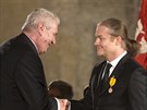 Prezident Miloš Zeman předává medaili Za zásluhy houslistovi Pavlu Šporclovi.