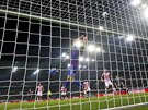 Italský branká Gianluigi Buffon z Juventusu zasahuje v utkání Ligy mistr v...