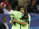 Wilfried Bony a Jesus Navas z Manchesteru City se radují v utkání Ligy mistr v...