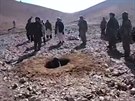 Písluníci Talibanu kamenují enu, kterou obvinili z pedmanelského sexu.