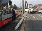 Kamion naboural v ulici Generála iky a pevrátil se na tramvajové koleje...
