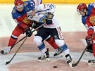 Fin Kristian Kuusela v obklíení ruských hokejist.