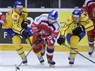 Český hokejista  Michal Birner uniká středem mezi švédskou dvojicí Andreas...