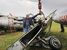 St�ha�ku MiG-17 p�ivezl do Zru�e kamion. Jednotliv� d�ly pak slo�il je��b. (9....
