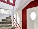 Renovované betonové schodiště vyniká v kontrastu s původní červenobílou...