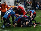 Fotbalisté Plzn se radují z druhého gólu v zápase se Spartou.