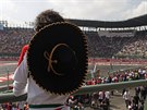 Divák s typickým sombrerem eká na start Velké ceny Mexika formule 1.