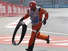 Traový marál odnáí ást pneumatiky z monopostu Sebastiana Vettela.