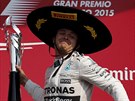 Nico Rosberg ze stáje Mercedes s typickým sombrerem a pohárem pro vítze Velké...